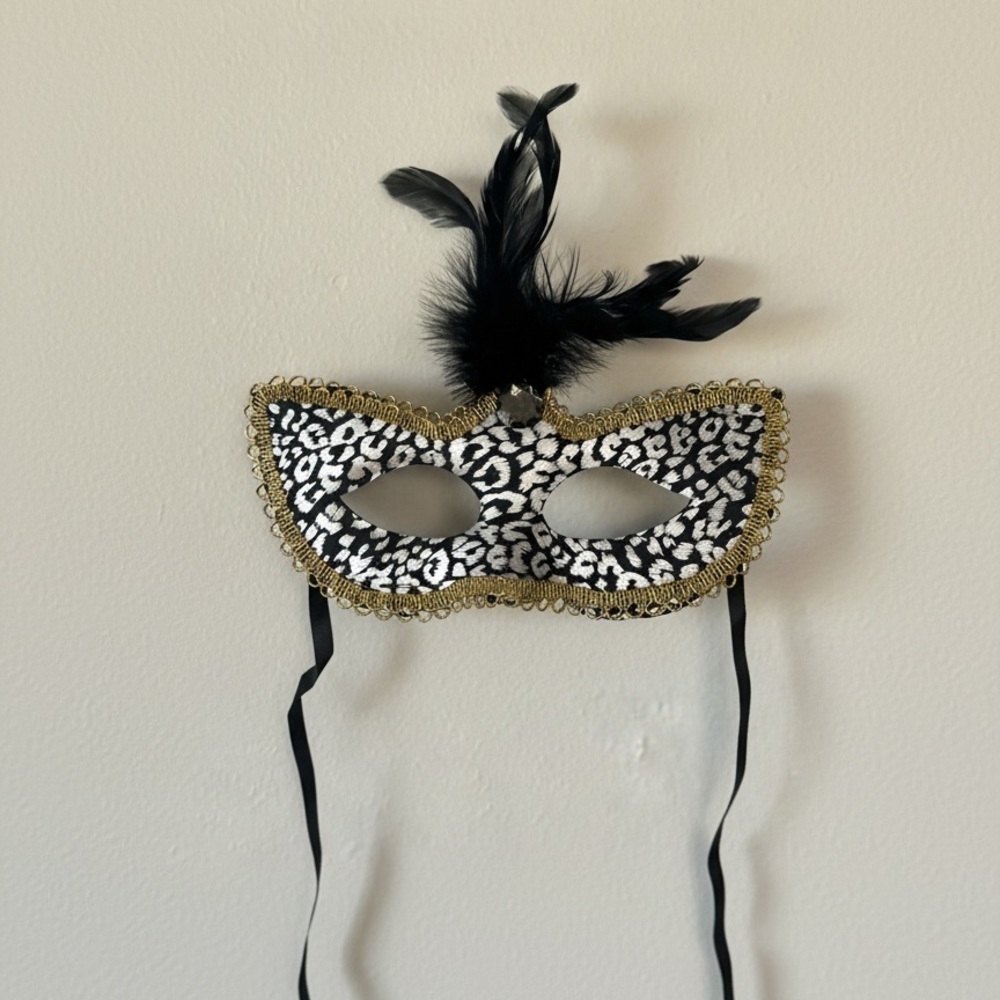 Elegant Black and White Animal Print Feathered Mardi Gras Mask for Carnival
